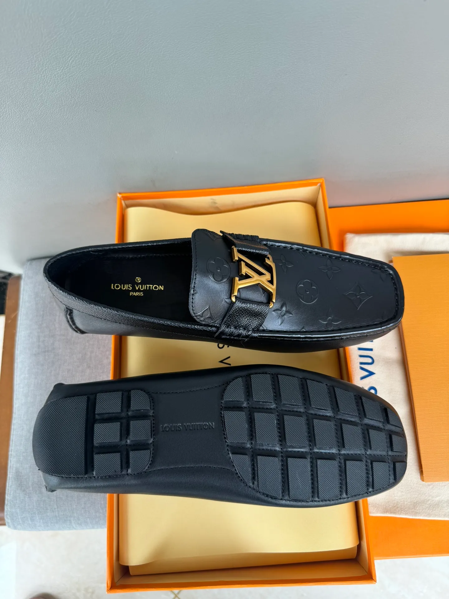 Batch 740💰[strong][strong][strong] Original order quality. New models in counters are synchronized. New models in LV Louis Vuitton counters. Purely handmade men's driving shoes. Doudou shoes. Slip-on shoes. Lazy shoes. Exquisite hand-stitching. The workmanship details are comparable to those in the counters. Italian imported embossed cowhide. Water-dyed cowhide lining. Sweat-absorbent and anti-odor. Black. 39-44 in large quantities in stock (38, 45 custom-made)